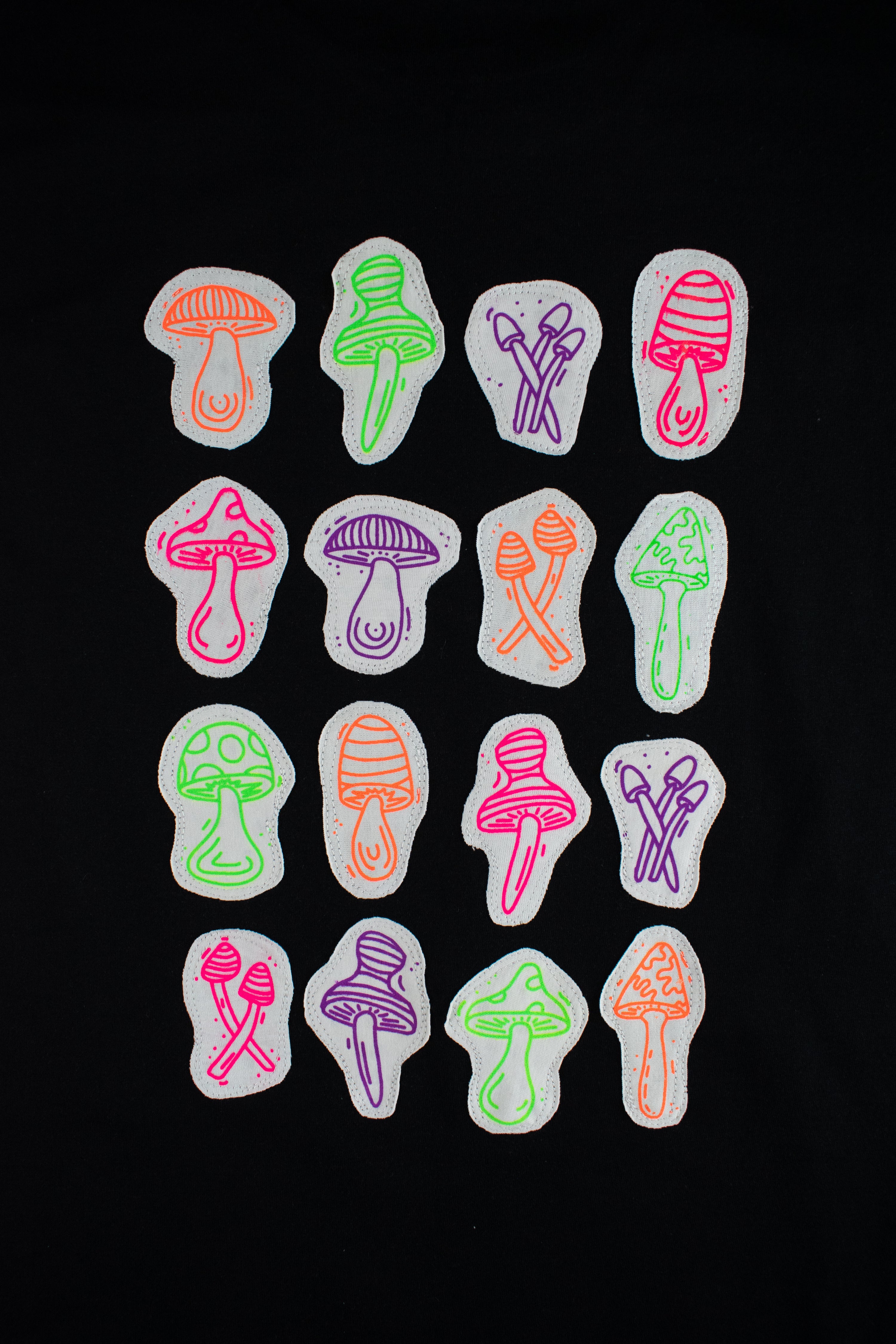 MUSHROOM_PATCHT-SHIRT BLACK